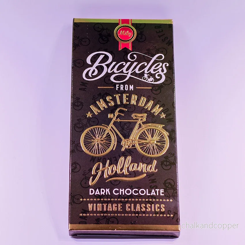 Chokladkaka MÖRKA förpackningen med guldcyckel och texten Amsterdam (chocoladereep Puur)