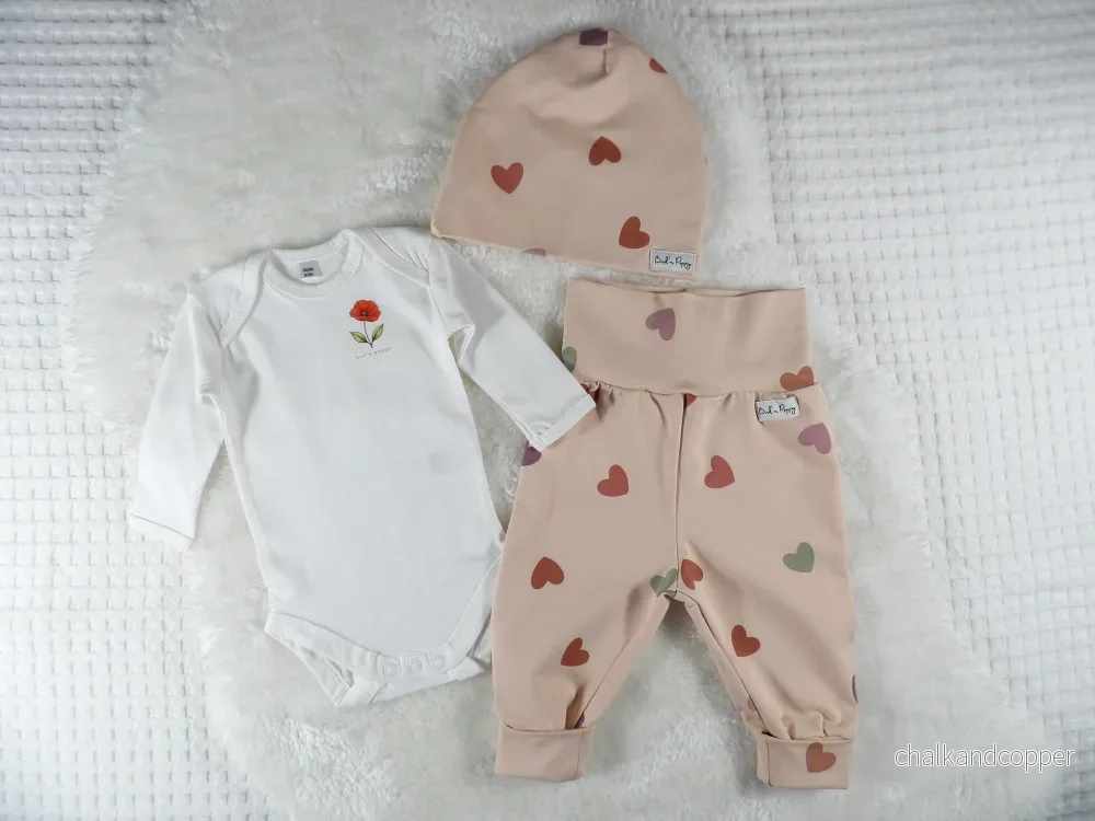 Complete Newborn Set – Little Hearts | Vallmo | Body, växa-byxa & mössa - Bild 3