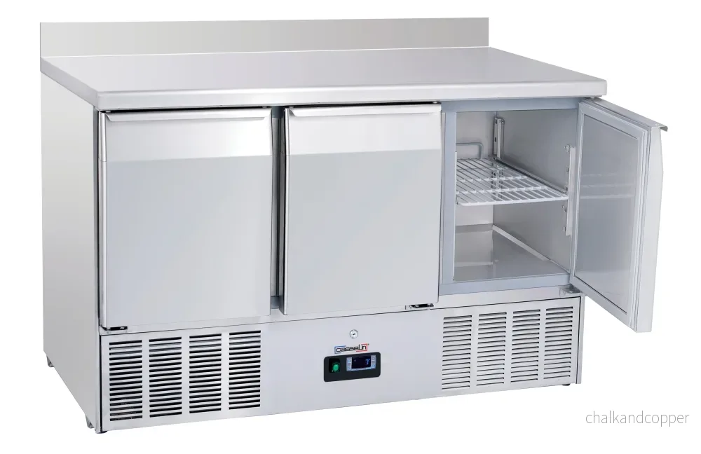 Saladette – Kylt serveringsbord med bakplatta 3 dörrar GN 1/1 Saladette – Kylt serveringsbord med bakplatta 3 dörrar GN 1/1