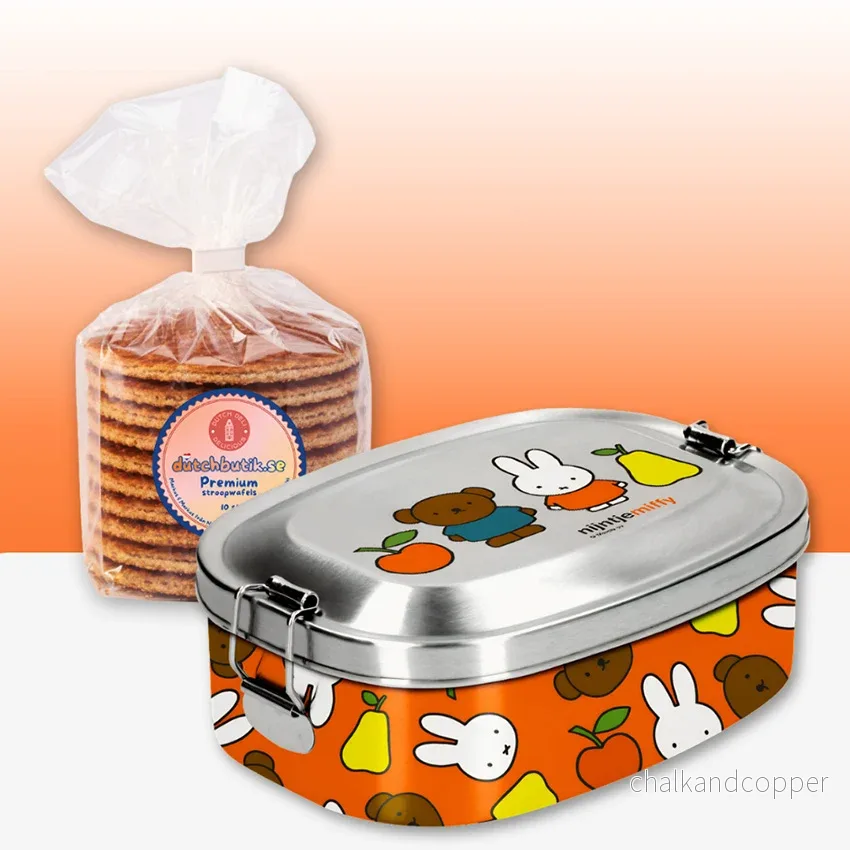 Miffy® lunchlåda med premium stroopwafels (10 st, ca 350 g totalt) – Exklusivt gåvoset Miffy® lunchlåda med premium stroopwafels (10 st, ca 350 g totalt) – Exklusivt gåvoset