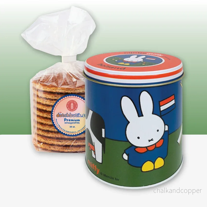 Miffy® stroopwafel-/förvaringsburk med premium stroopwafels (10 st, ca 350 g totalt) – Exklusivt gåvoset Miffy® stroopwafel-/förvaringsburk med premium stroopwafels (10 st, ca 350 g totalt) – Exklusivt gåvoset