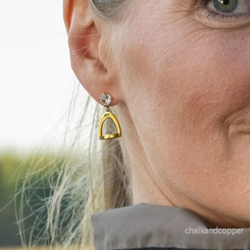 Örhängen guldpläterat stål med kristall - stigbygel - Bild 3