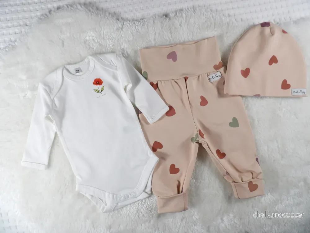 Complete Newborn Set – Little Hearts | Vallmo | Body, växa-byxa & mössa - Bild 2
