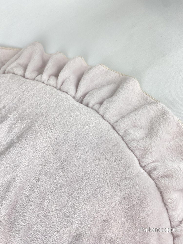 Lekmatta med volang, rosa Lekmatta med volang, rosa