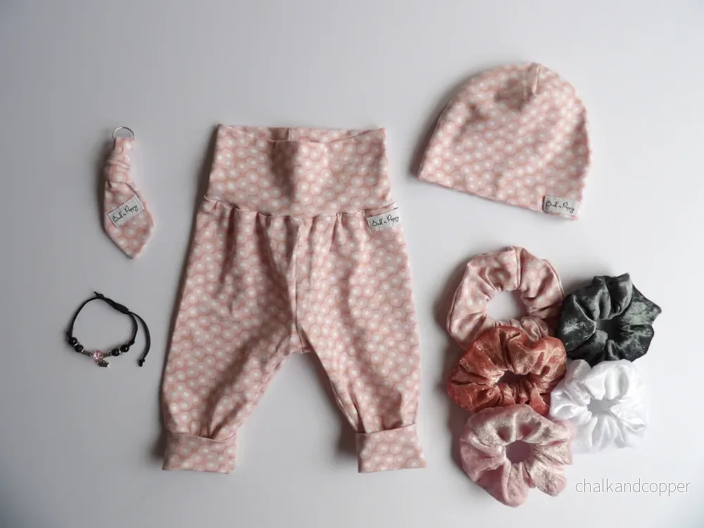 Storlek 50, Rosy Circles – Handgjort babyset, OEKO-TEX®-certifierade tyger Storlek 50, Rosy Circles – Handgjort babyset, OEKO-TEX®-certifierade tyger