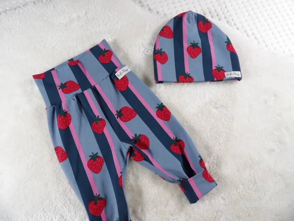 Newborn Set – Berry Stripe | Växa-byxa & mössa