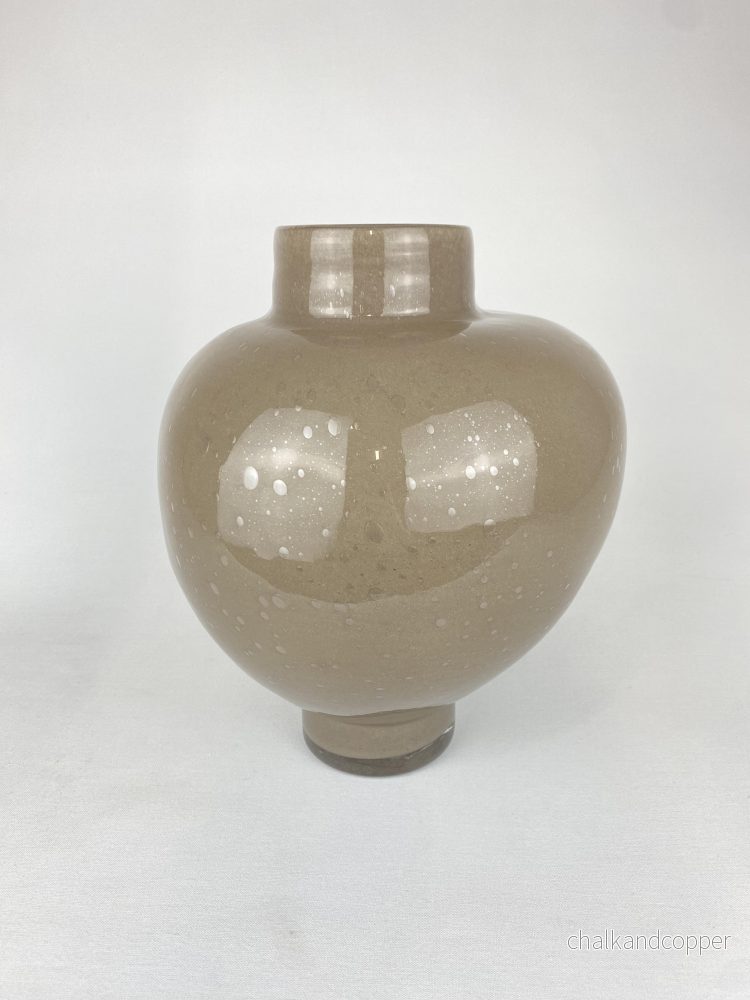 Vas i färgat glas beige stor – Olsson & Jensen