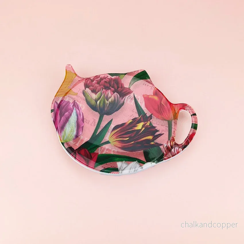 Tepåshållare Pretty Tulips – Rosa Melamin (110×130 mm)