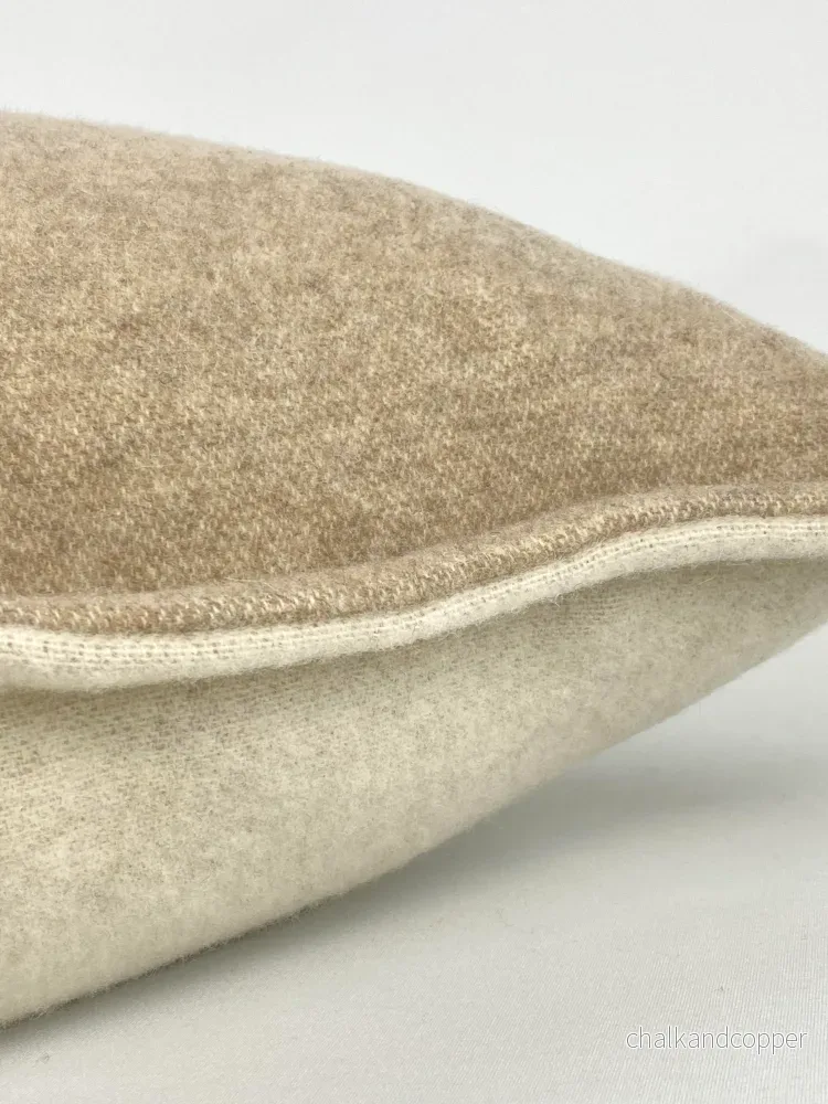 Kuddfodral lammull beige/cremevit