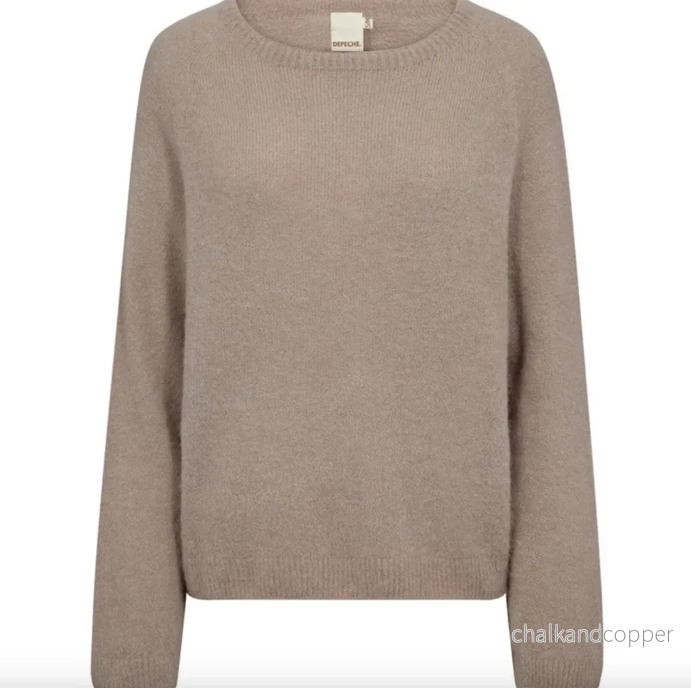 Stickad tröja Alpaca Depeche – Sand