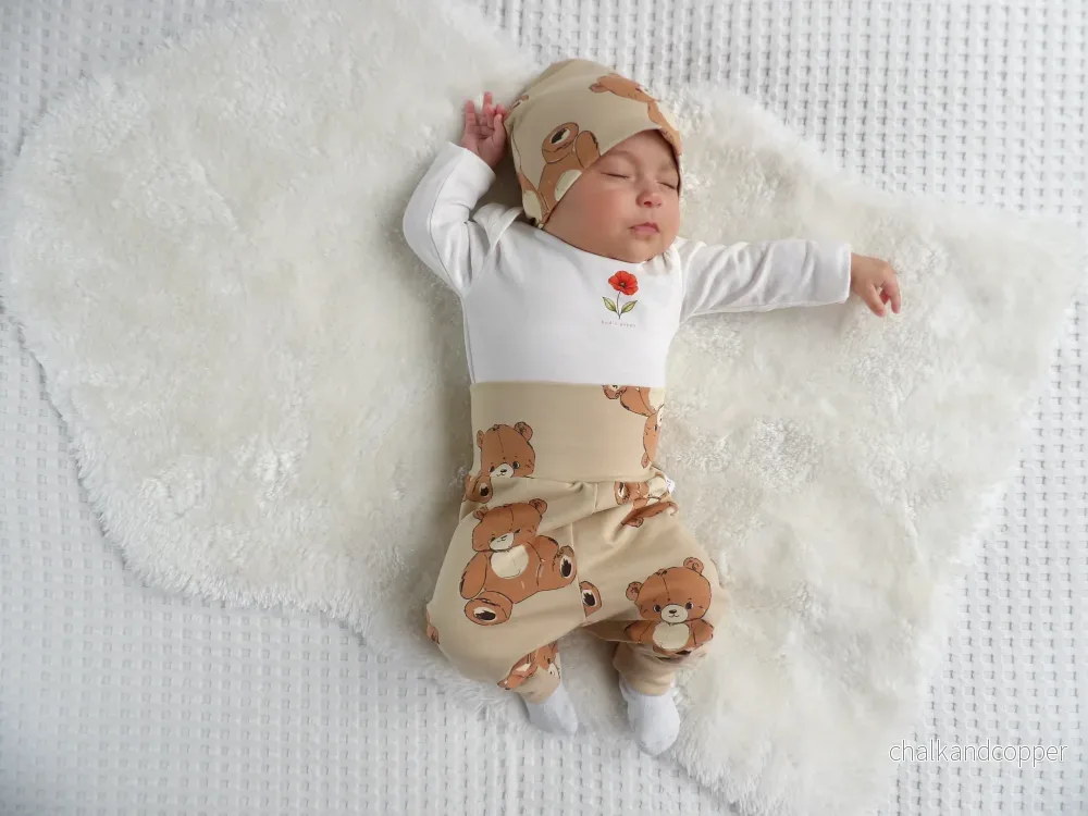 Complete Newborn Set – Teddy Bear | Vallmo | Body, växa-byxa & mössa
