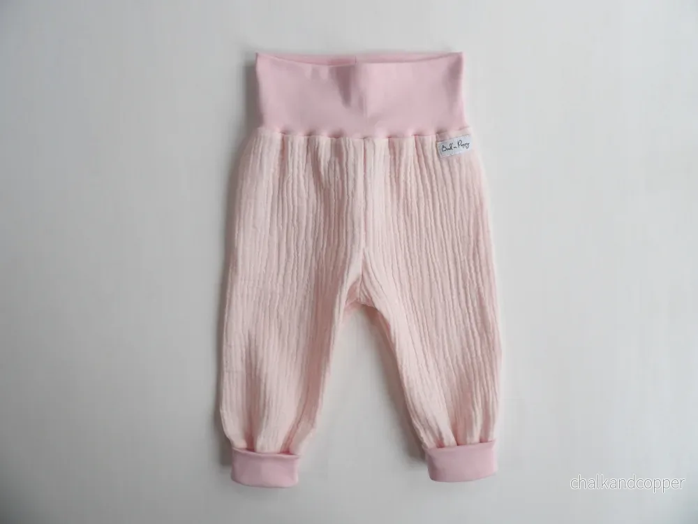 Växa-byxa i Muslin Soft Blush – storlek 56