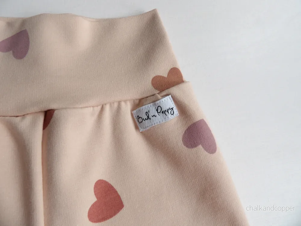 Newborn Set – Little Hearts | Växa-byxa & mössa - Bild 3