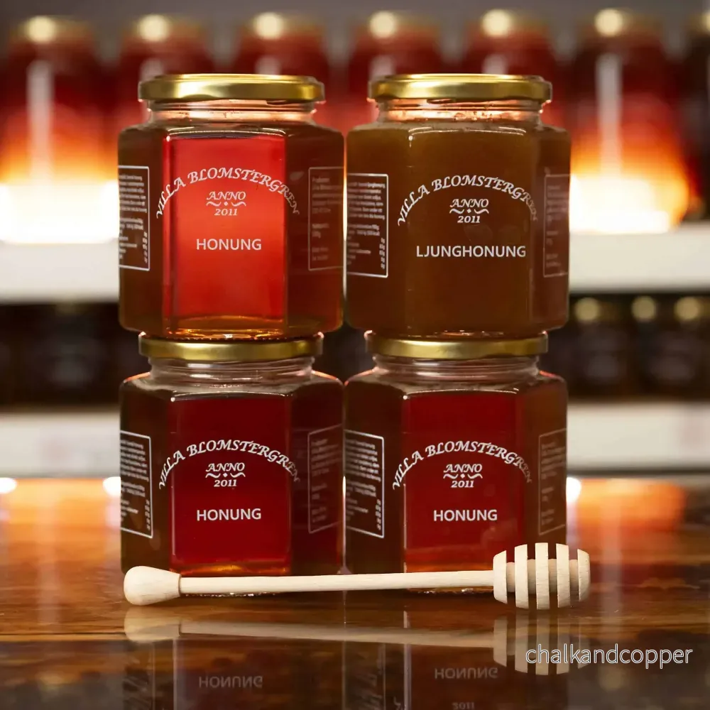 2 kg Svensk Honung – 3 Flytande Skogshonung + 1 LjungHonung + Honungspinne 2 kg Svensk Honung – 3 Flytande Skogshonung + 1 LjungHonung + Honungspinne