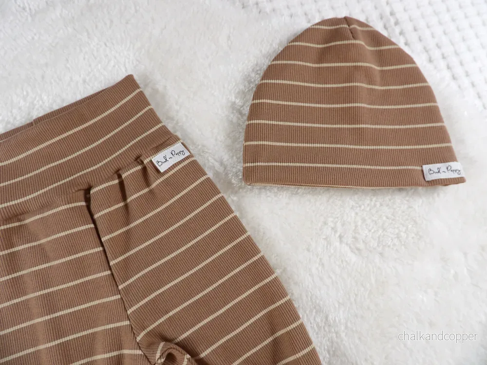 Newborn Set – Cocoa Stripe | Växa-byxa & mössa - Bild 2