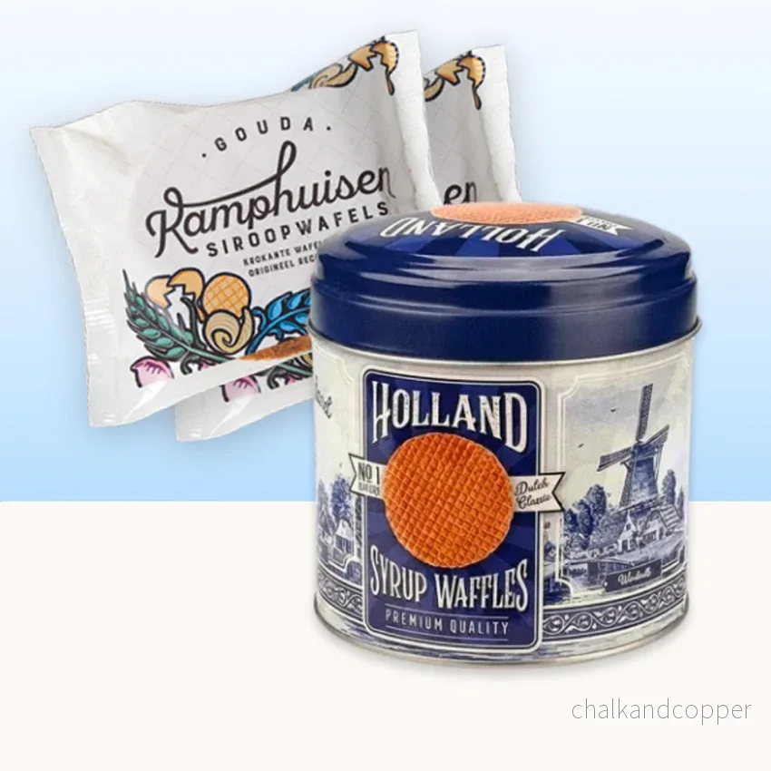 Delfts Blauw Burk med Kamphuisen Sirapsvåfflor (10 st, ca 250 g totalt) – Exklusivt Gåvoset