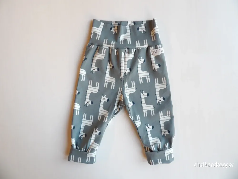 Växa-byxa Cute Giraffe Grey – storlek 62 & 68 (ca 2-4 mån & 4-6 mån) Växa-byxa Cute Giraffe Grey – storlek 62 & 68 (ca 2-4 mån & 4-6 mån)