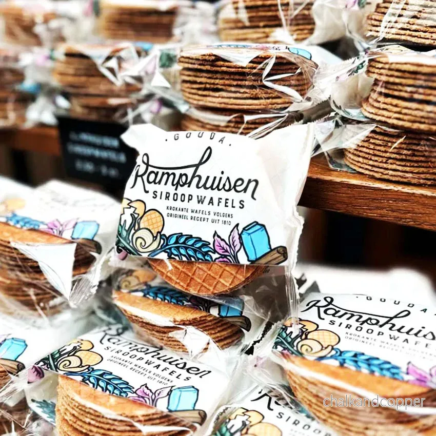 Van Gogh Stroopwafel Plåtburk – Almond Blossom med reliefdetaljer och Kamphuisen sirapsvåfflor (10 st, ca 250 g totalt) – Exklusivt gåvoset - Bild 3