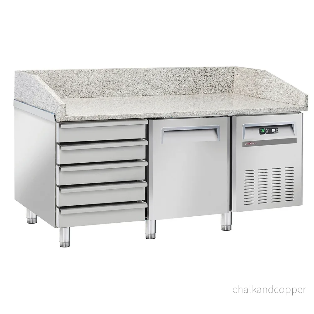 Kylt pizzabord, 1 dörr EN 600×400, 5 neutrala lådor EN 600×400, på hjul, 2 med bromsar Kylt pizzabord, 1 dörr EN 600×400, 5 neutrala lådor EN 600×400, på hjul, 2 med bromsar