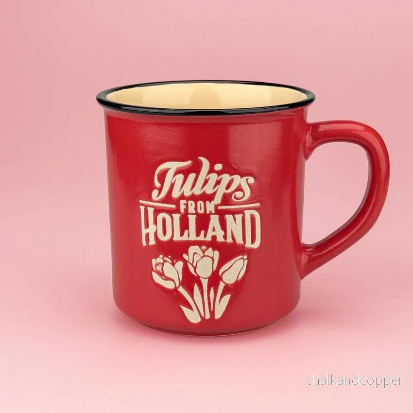 Camp Mugg i röd keramik – “Tulips from Holland” med outdoor-känsla