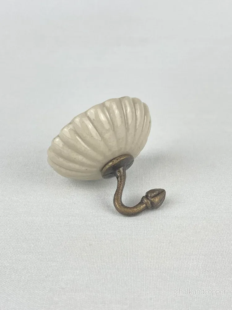 Krok porslin och antikmässing beige Krok porslin och antikmässing beige