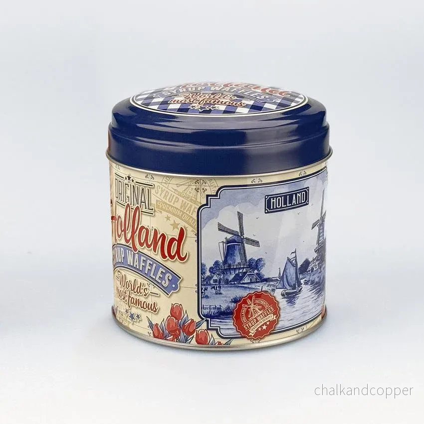 Hollandsk burk som passar för sirapsvåfflor i ”Delft blå” (Delfts Blauw) retrostil Hollandsk burk som passar för sirapsvåfflor i ”Delft blå” (Delfts Blauw) retrostil