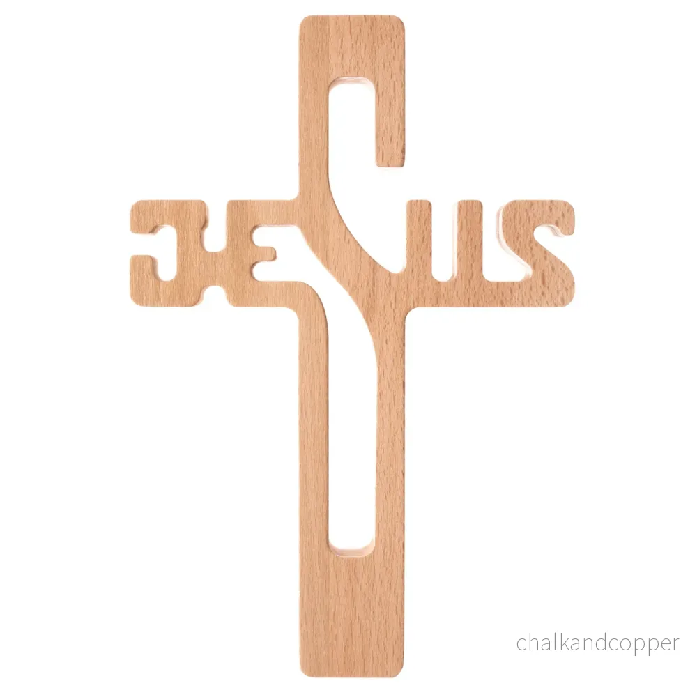 Hängande kors i trä med texten JESUS naturlig 30x20x1,8cm