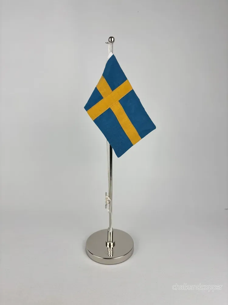 Bordsflagga nickelpläterad mässing – Gusums Messing Bordsflagga nickelpläterad mässing – Gusums Messing
