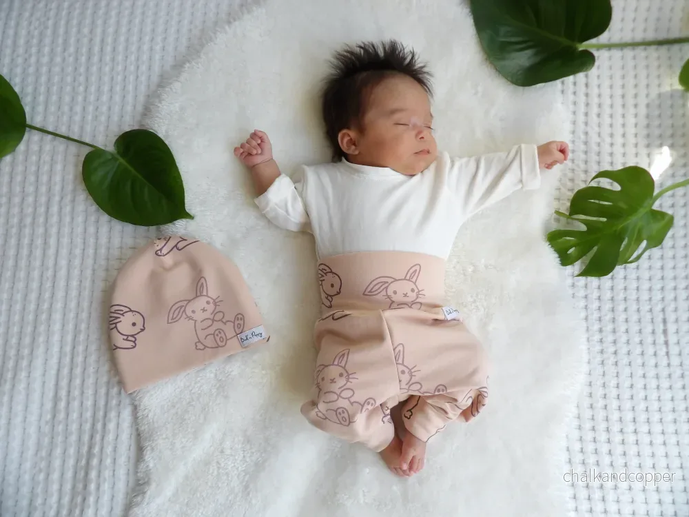 Newborn Set – Bunny Hop | Växa-byxa & mössa - Bild 2