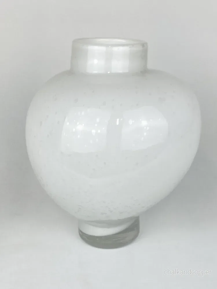 Vas i färgat glas vit stor – Olsson & Jensen