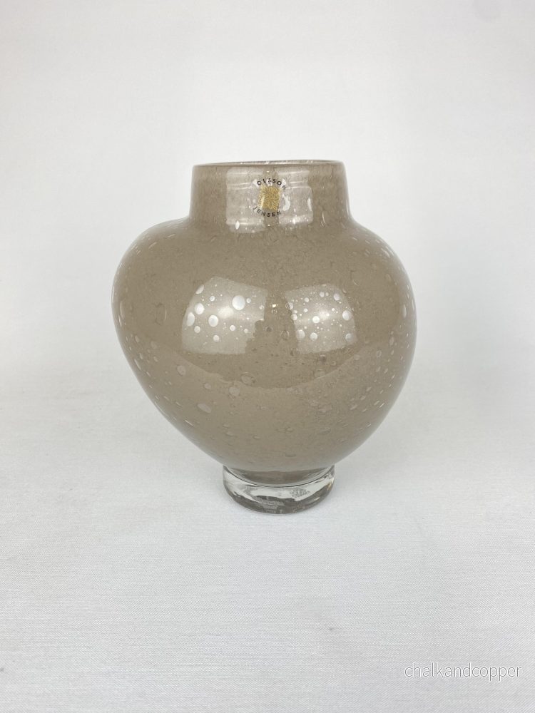 Vas i färgat glas beige liten – Olsson & Jensen