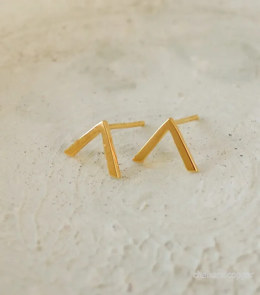 Strict Plain V Earrings Gold Syster P Strict Plain V Earrings Gold Syster P