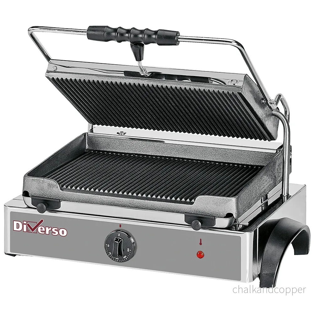 Elektrisk panini grill MEDIUM, räfflade tallrikar Elektrisk panini grill MEDIUM, räfflade tallrikar