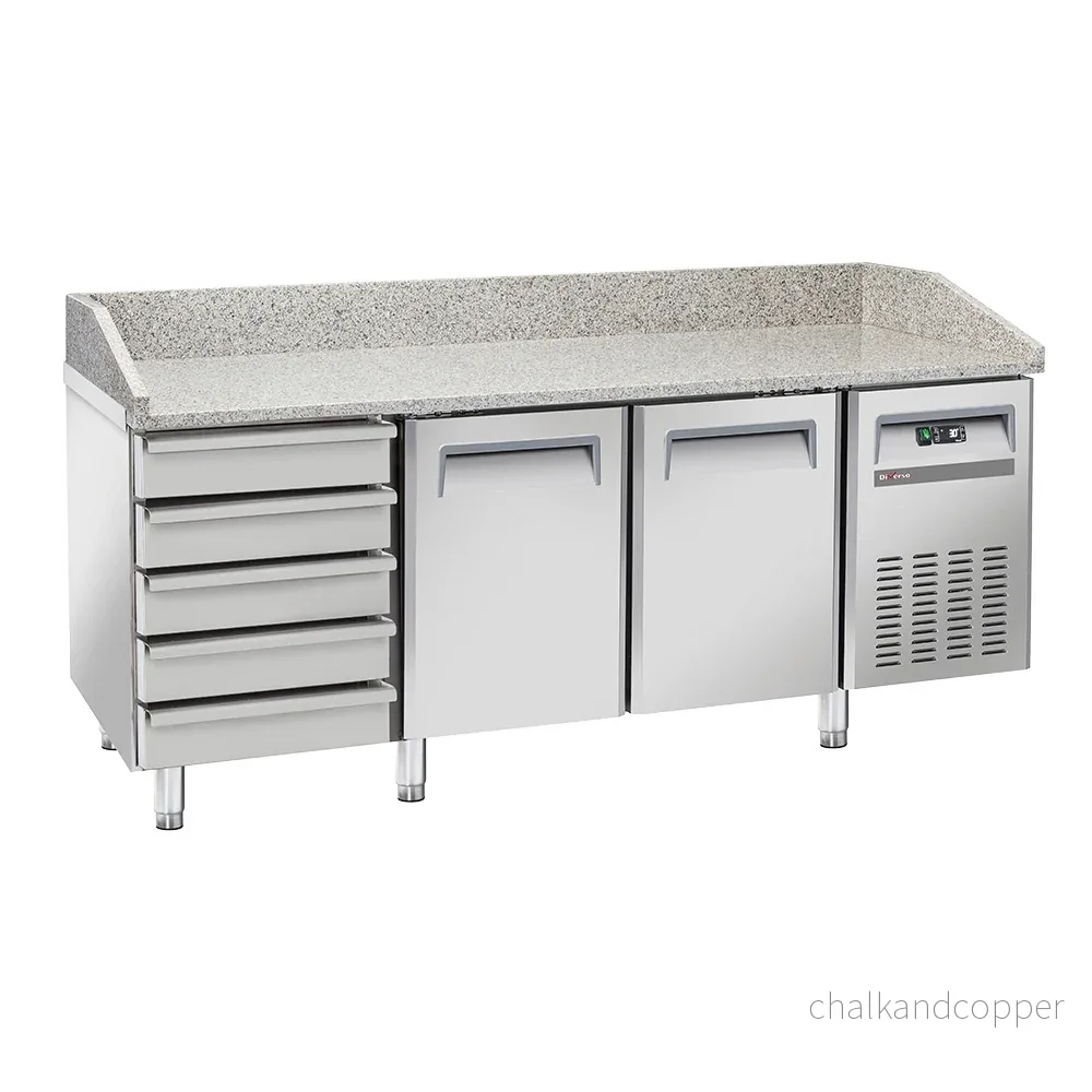 Kylt pizzabord 2 dörrar EN 600×400, 5 neutrala lådor EN 600×400, på hjul, 2 med bromsar Kylt pizzabord 2 dörrar EN 600×400, 5 neutrala lådor EN 600×400, på hjul, 2 med bromsar