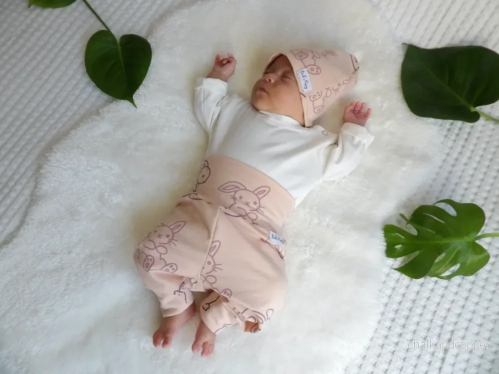 Newborn Set – Bunny Hop | Växa-byxa & mössa