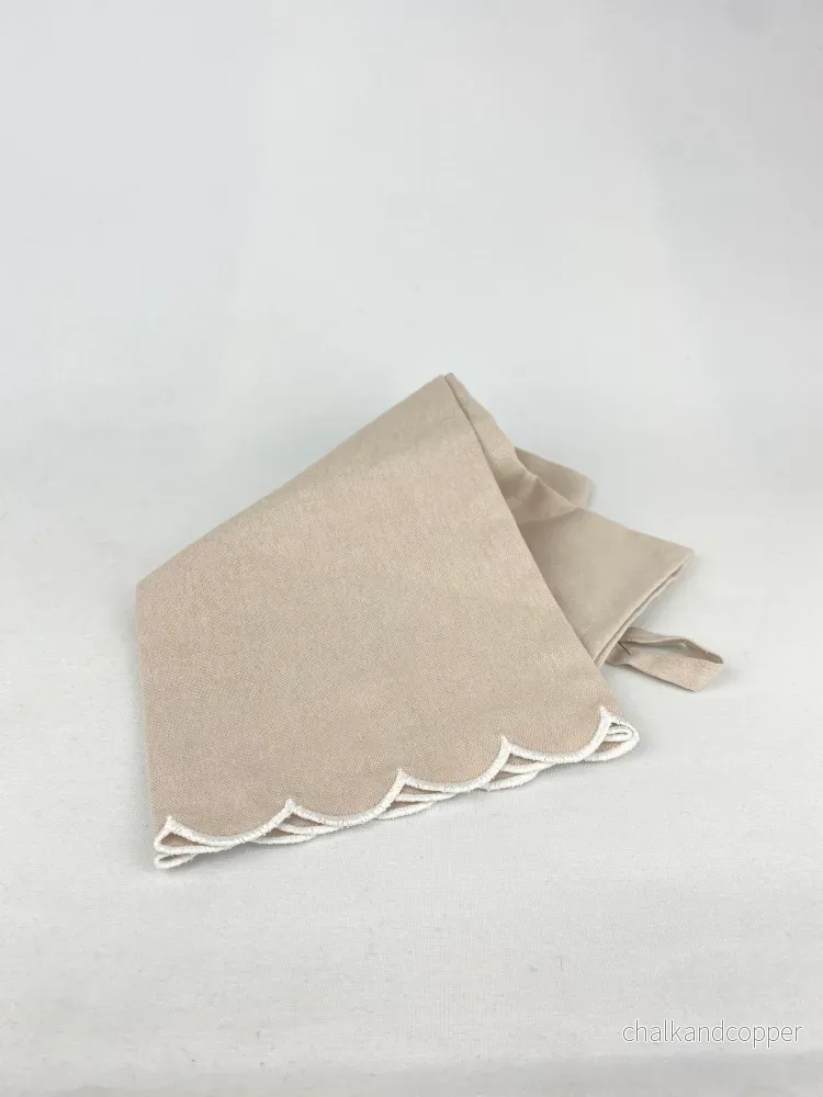 Kökshandduk med broderad volangkant beige Kökshandduk med broderad volangkant beige