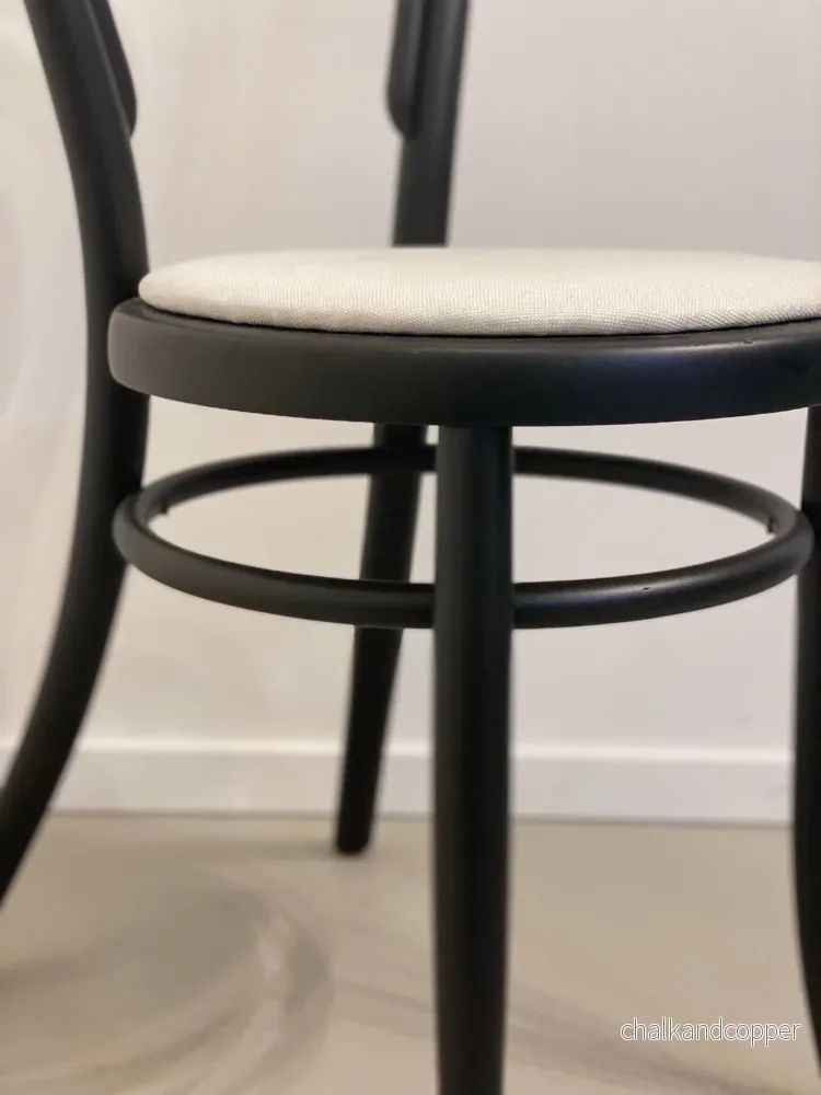 Svart stol i böjträ - Bild 2