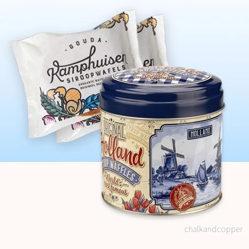 Delfts Blauw Burk med Kamphuisen Sirapsvåfflor (10 st, ca 250 g totalt) – Exklusivt Gåvoset