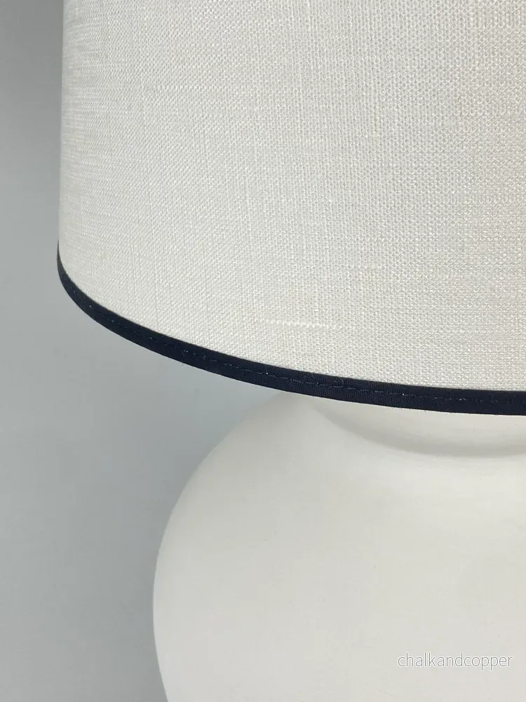 Lampskärm Vit med svart kant Lampskärm Vit med svart kant