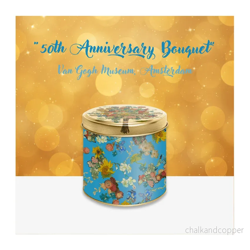 Van Gogh Stroopwafel Plåtburk – Vincent’s Flowers Anniversary (90×100 mm) Van Gogh Stroopwafel Plåtburk – Vincent’s Flowers Anniversary (90×100 mm)
