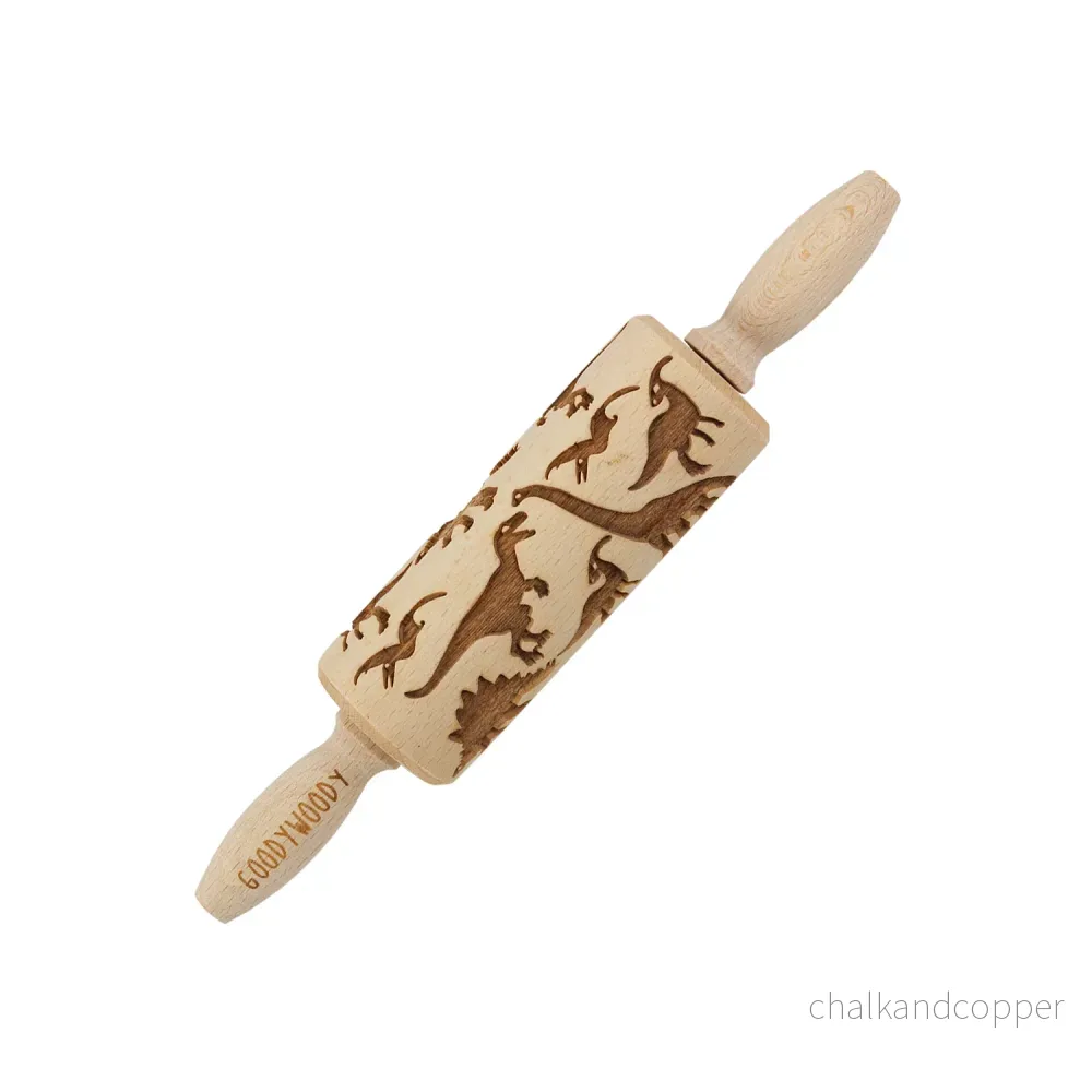 Goody Woody graverad tårtroller, 23,5 cm, bokträ, dinosauriedesign