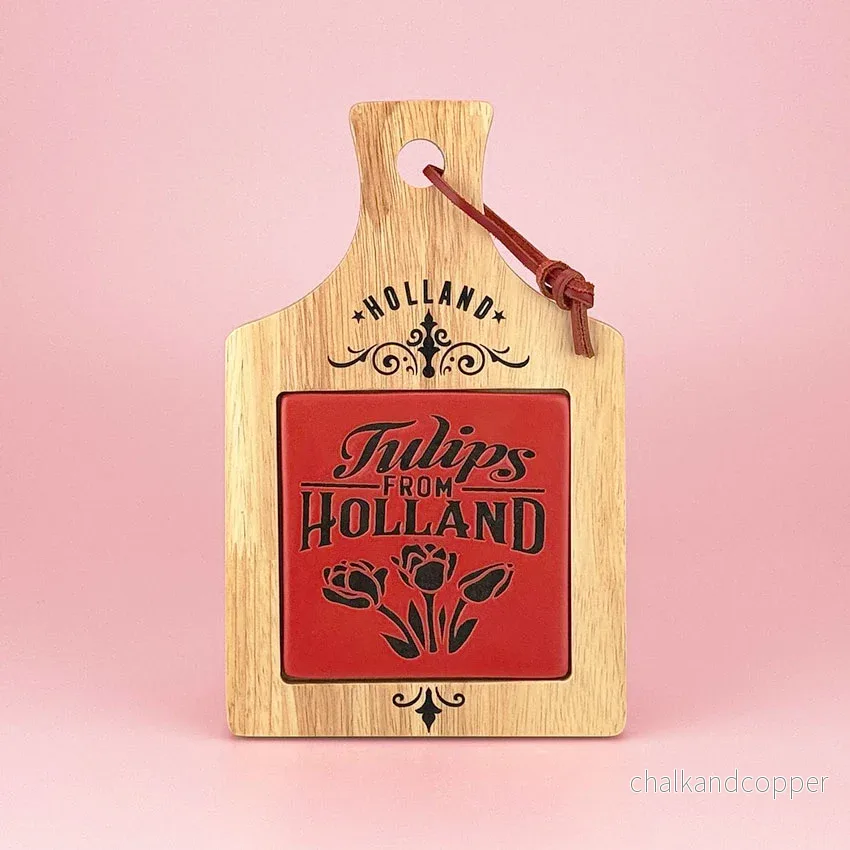 Camp Ostbricka i trä med röd keramikkakel – “Tulips from Holland”