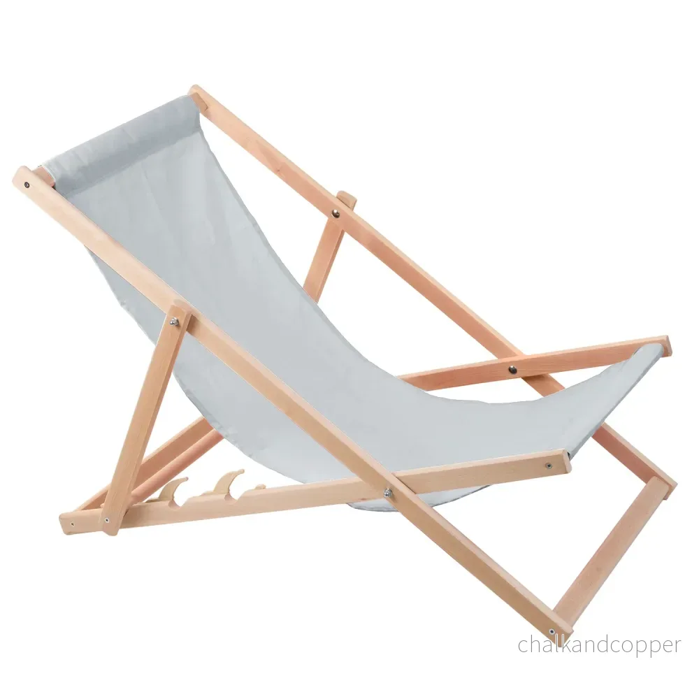 Två bekväma solstolar i ljus askfärgat trä, perfekta för avkoppling på stranden, balkongen eller terrassen. - Bild 3