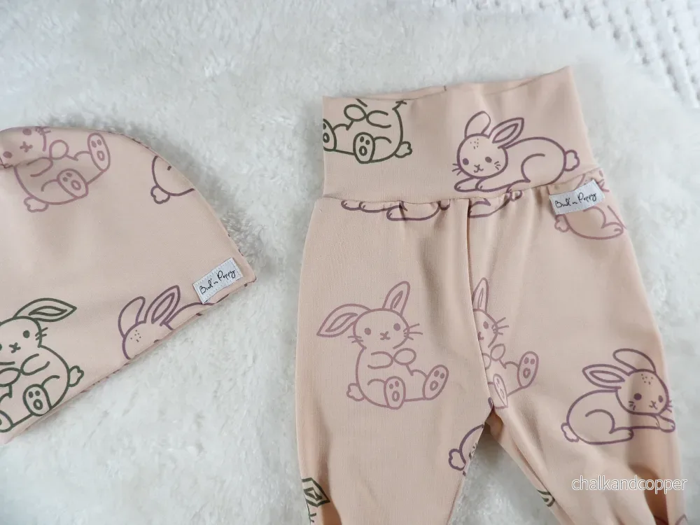 Newborn Set – Bunny Hop | Växa-byxa & mössa - Bild 3