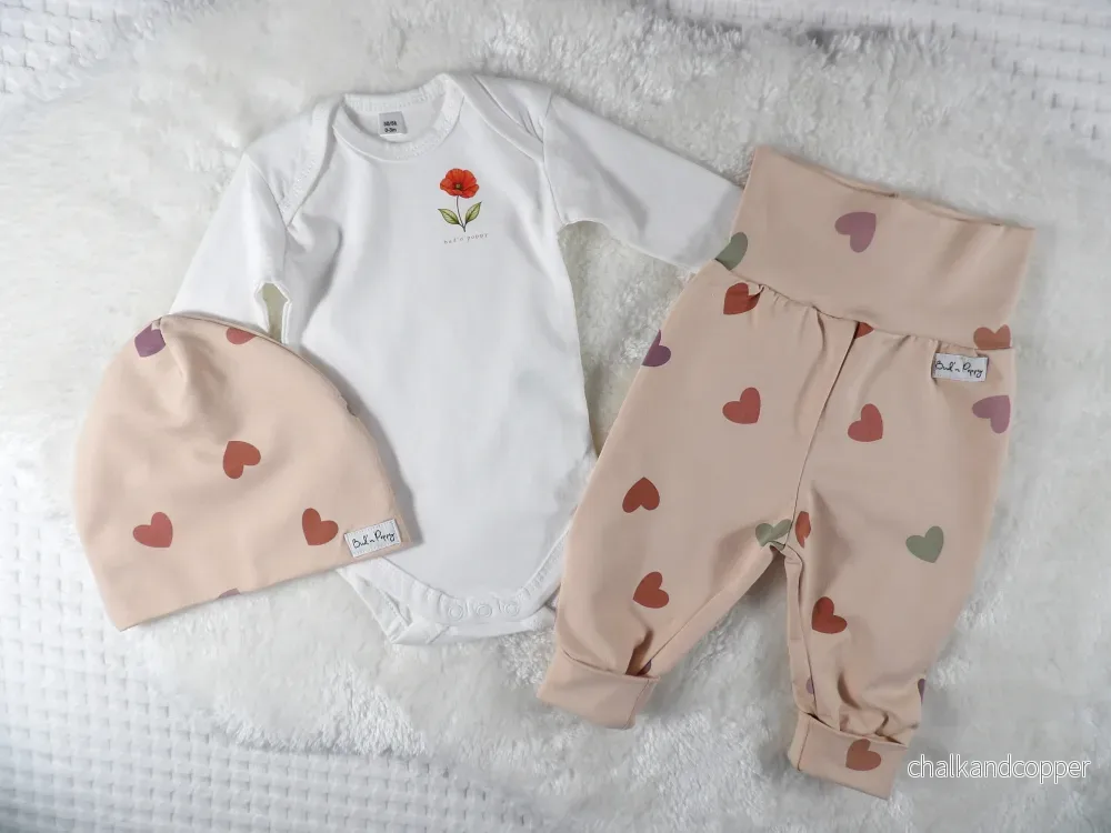 Complete Newborn Set – Little Hearts | Vallmo | Body, växa-byxa & mössa