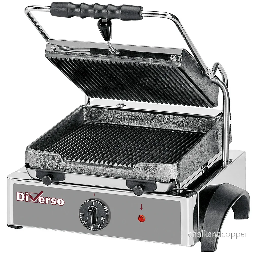 Elektrisk paninigrill, räfflade tallrikar Elektrisk paninigrill, räfflade tallrikar
