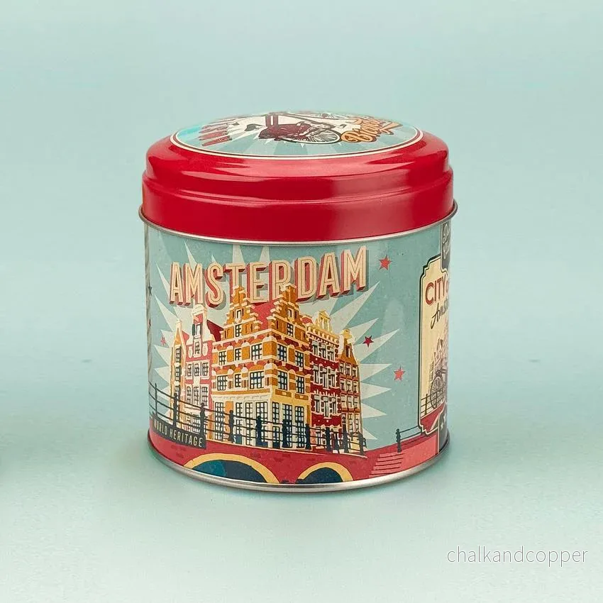Hollandsk burk som passar för sirapsvåfflor i röd/turkos hus i Amsterdam i retrostil Hollandsk burk som passar för sirapsvåfflor i röd/turkos hus i Amsterdam i retrostil