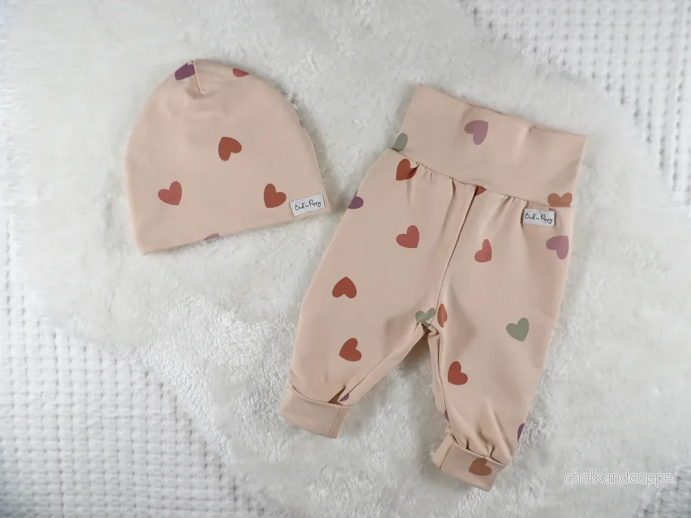Newborn Set – Little Hearts | Växa-byxa & mössa