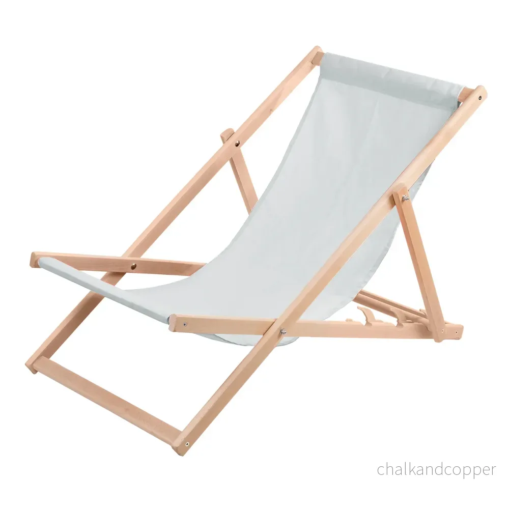 Två bekväma solstolar i ljus askfärgat trä, perfekta för avkoppling på stranden, balkongen eller terrassen. - Bild 2