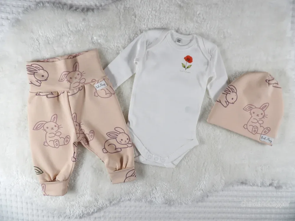 Complete Newborn Set – Bunny Hop | Vallmo | Body, växa-byxa & mössa Complete Newborn Set – Bunny Hop | Vallmo | Body, växa-byxa & mössa